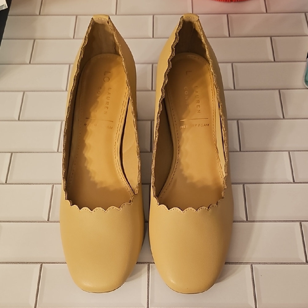 Lauren Conrad Women's Memory Foam Cream Scalloped Pumps